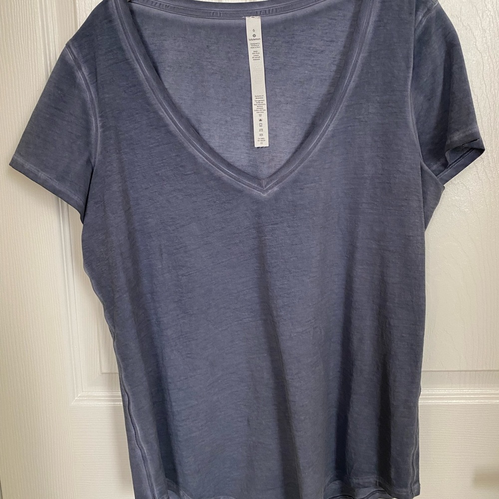 Lululemon love v neck tshirt, Sz 6, heather blue